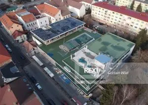 Muro cortina de aluminio en la esquina